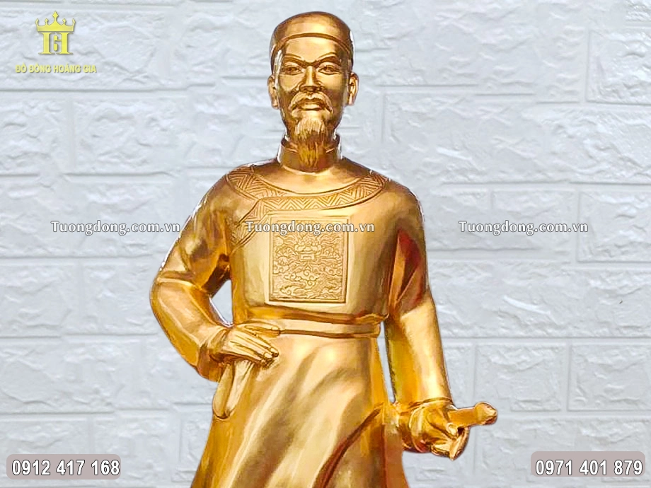 Gương mặt uy nghiêm với ánh mắt nhìn thẳng của ông được chạm khắc sắc nét